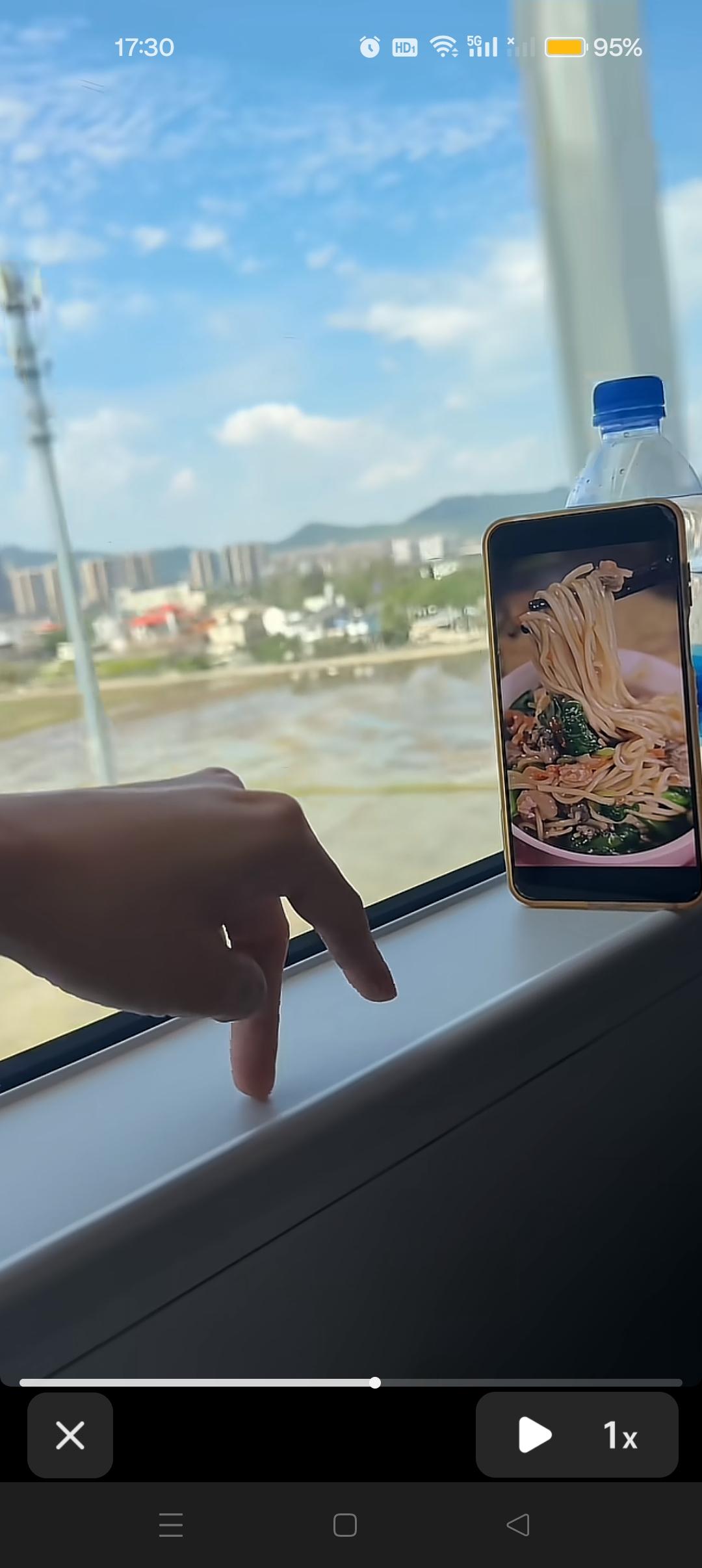 瑾汐回家啦！终于可以吃到妈妈做的卤面了😍


妈妈是真的疼她 ，那个眼神都不一