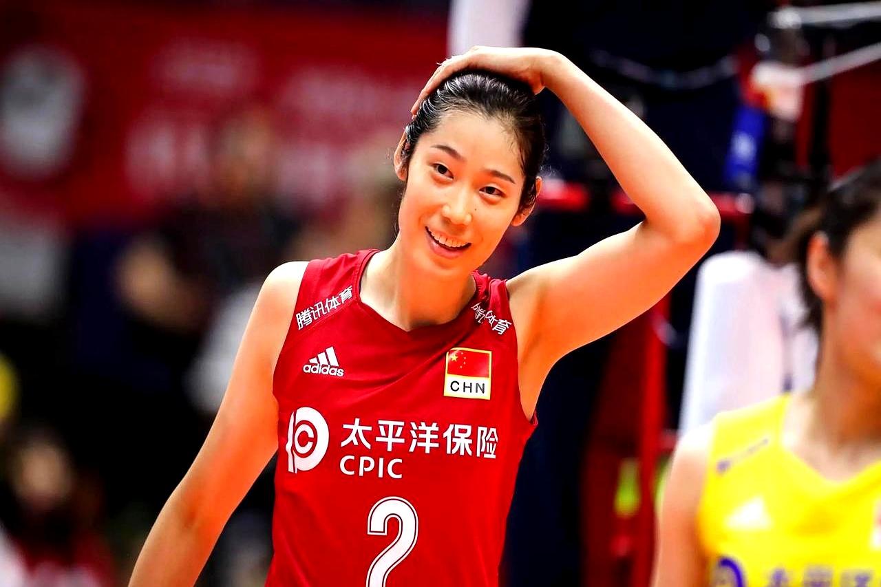 天津女排对阵河南女排，这阵仗藏都藏不住——李盈莹、王媛媛、姚迪全主力出战，明显是