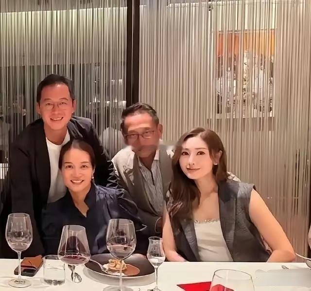55岁李嘉欣和53岁黎姿带老公聚餐，两人保养像少女，老公却被衬得像爹，网友：这饭