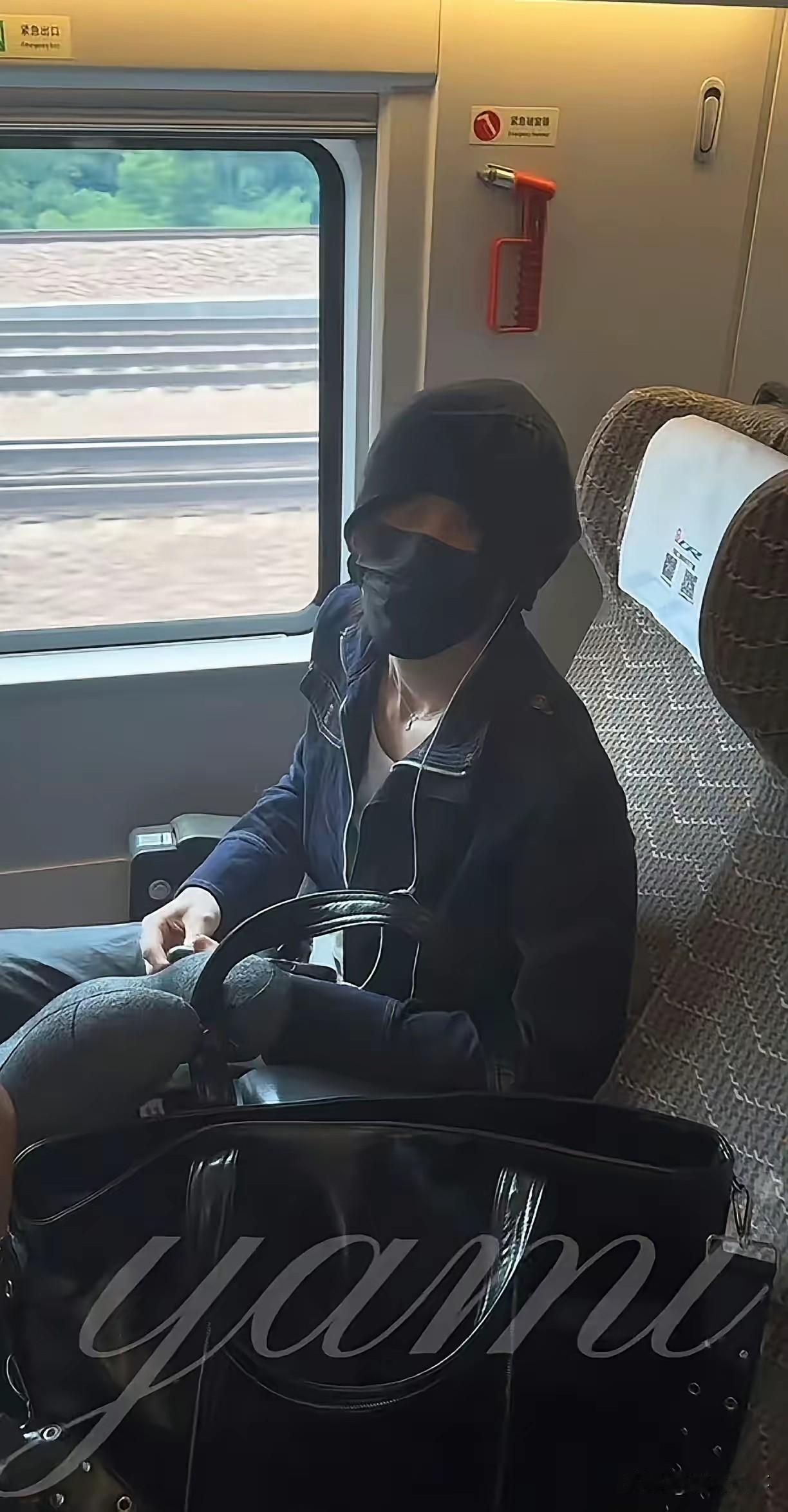 近期，艺人李权哲接连卷入两起舆论风波：一是高铁座位纠纷，二是经纪公司乐华娱乐就私