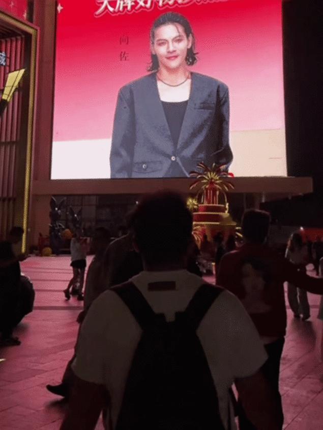 向佐偶遇了向佐 走在街头先看到向佐巨型广告牌，正想拍照，镜头一转，向佐本人就站在