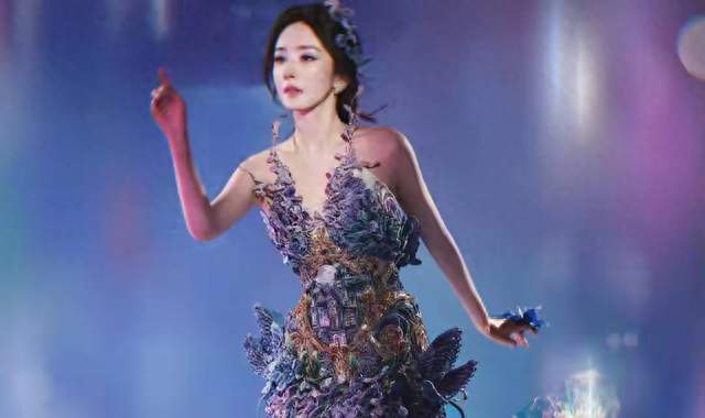 杨幂共创之夜蓝紫渐变裙封神！氛围感拉满，全网直呼精灵本灵