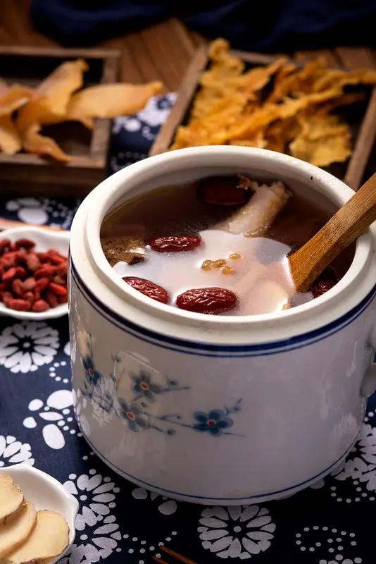 谷谷友十分幸福，疲惫之际能喝上妈妈煮的当归蛋和当归汤，温暖又治愈。每次喝着，都能