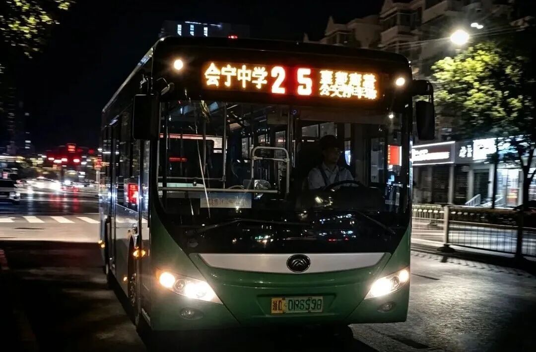 【邢台公交新增一条双节夜间专线】中秋、国庆双节将至，为保障市民夜间出游、购物及探