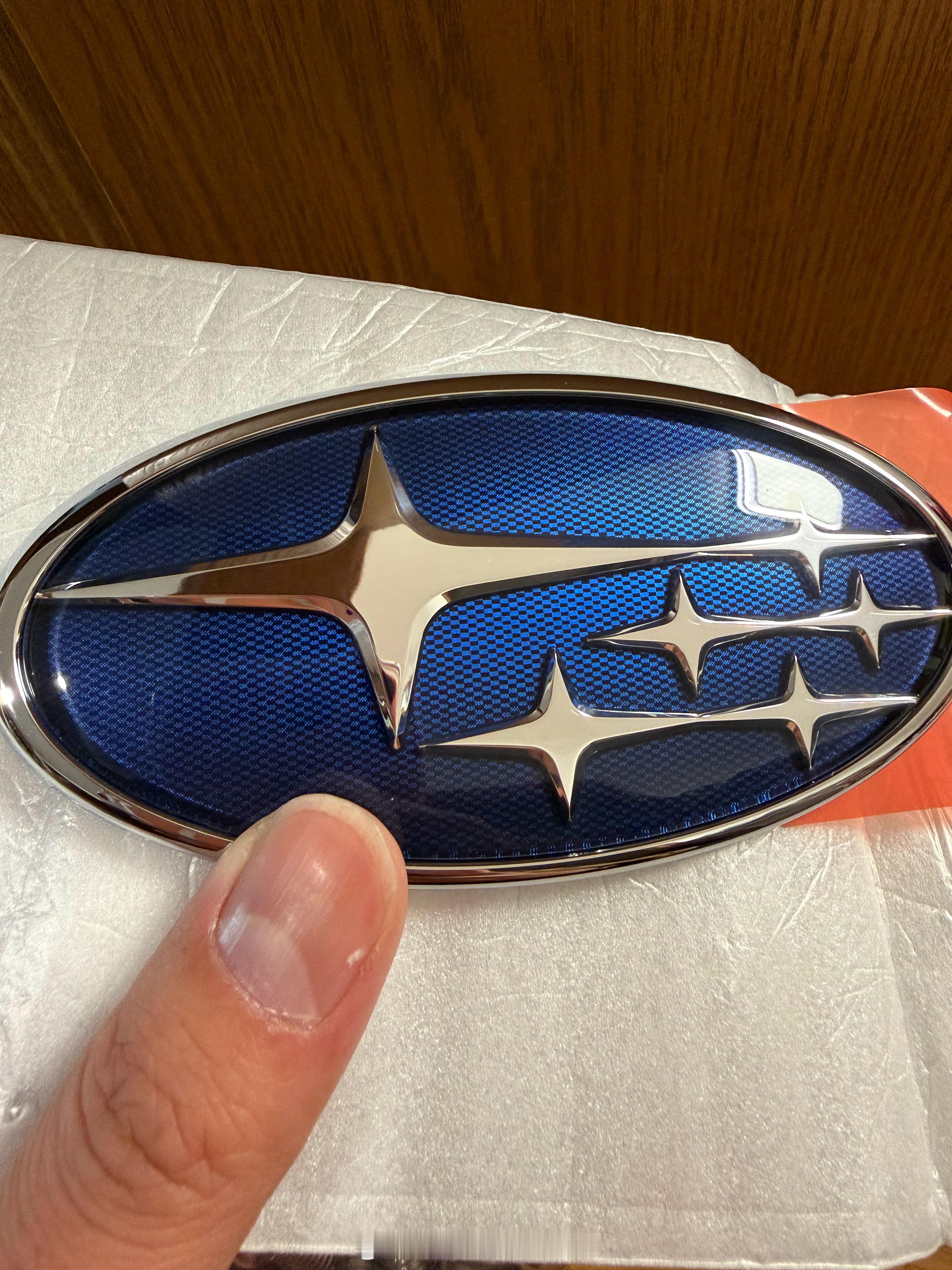 斯巴鲁原厂车标收到了放在车上没感觉拿下来看太有质感了！赓言赓语我与汽车的日常