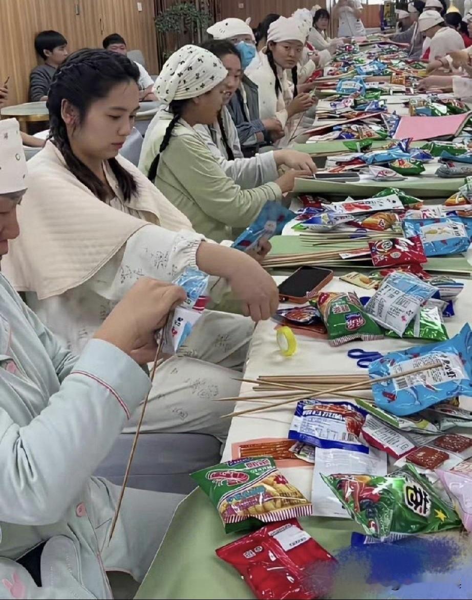 这月子中心可以啊，这是统一安排吃零食比赛吗？
两排坐月子的宝妈们坐在一起，中间是