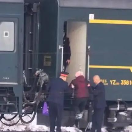 1月11日，吉林白山松树镇青沟子乘降所上演了温情一幕。冰天雪地中，一列绿皮火车静