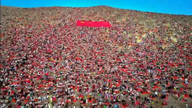 国庆鸣沙山彻底挤爆！满山游客像拼豆，网友：花钱遭罪