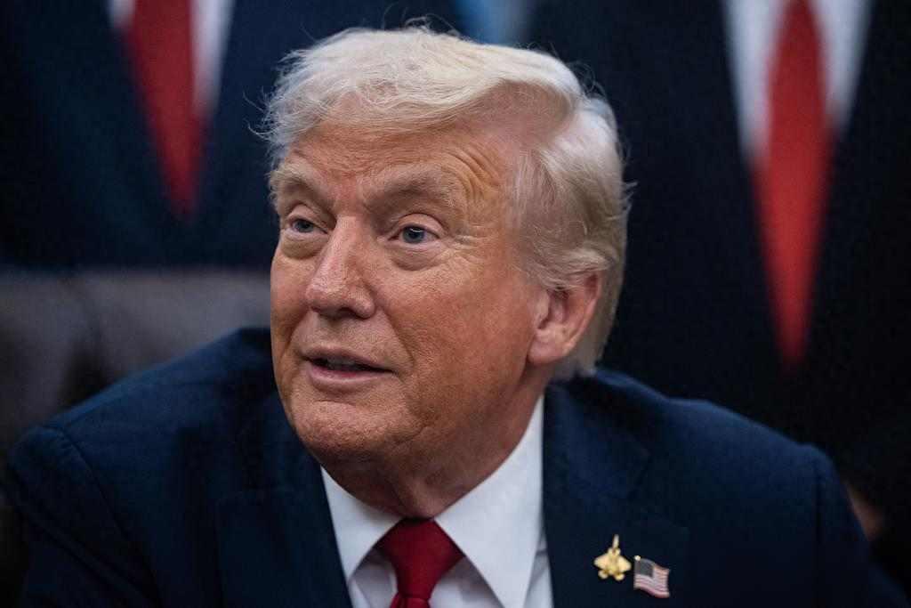 特朗普突然加码关税重拳出击 美国车商慌乱应对暗藏隐情 真相或许与某个群体有关
