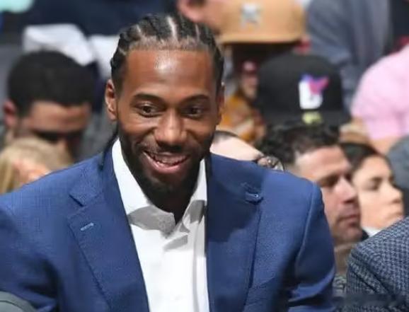 比赛的最后时刻，哈登都已经燃尽了，祖巴茨已经累得抬不动腿，邓恩急得破了防。在大家