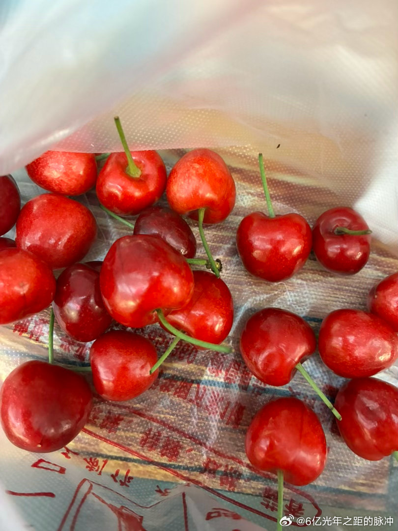 碰见高中同学使劲给我抓ta给ta家孩子买的樱桃🍒给我整不好意思了😅别抓了，太