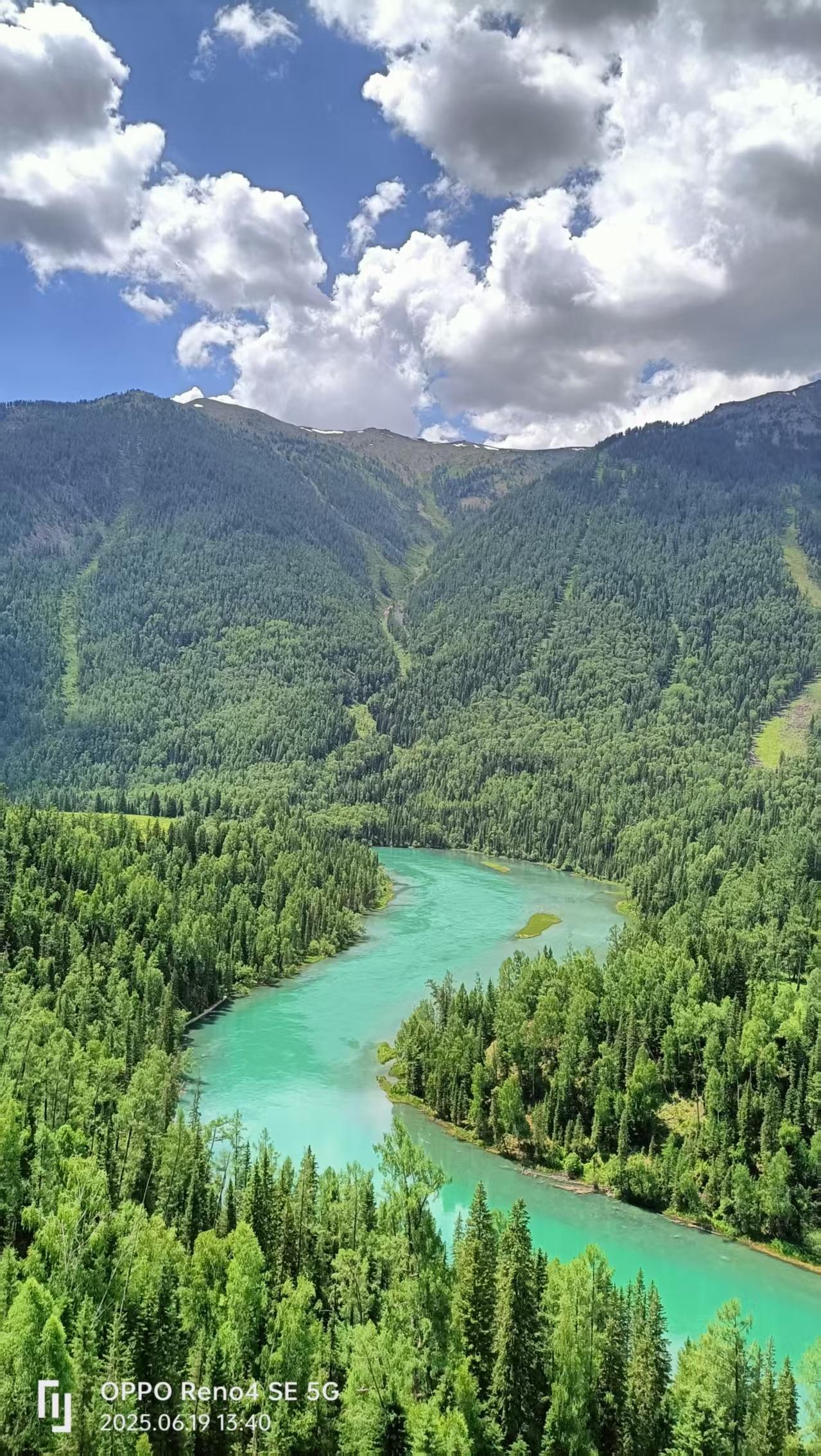 上联:蓝天白云天上景，请你对下联我对，青山绿水画中人。