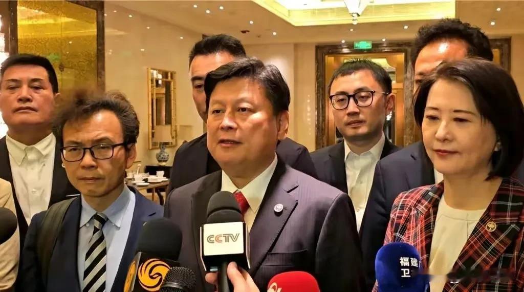 傅崐萁收获了一颗糖和一个大饼！
    自马英九轰轰烈烈访陆之后，国民党貌似掀起