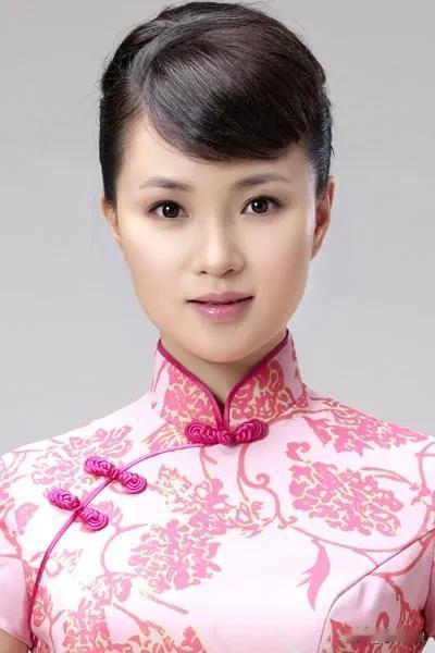 湖南出美女，也出美女歌唱家。年轻一点的40多岁的雷佳就是其中之一，人美歌甜，典型