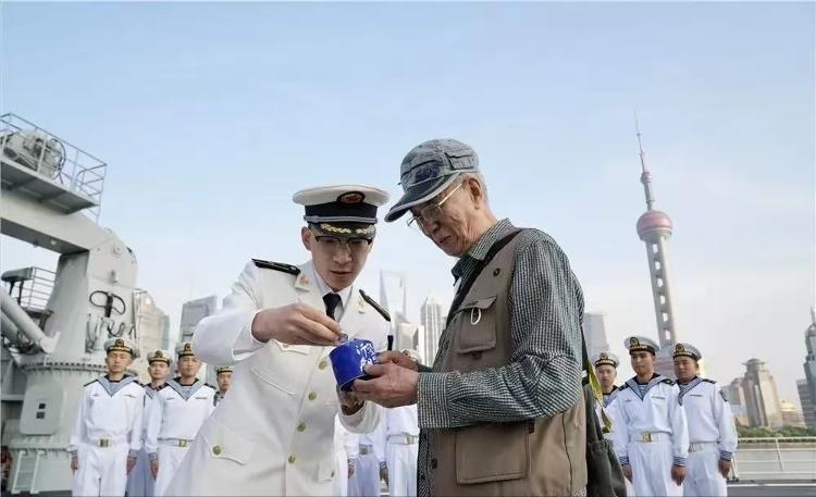 “眼泪止不住了！”沂蒙山舰停靠上海，91岁海军老兵没有参观资格，拿着1953年的