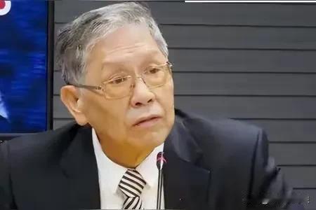 台湾刚买的美国机器狗大翻车，踹倒半天爬不起来。

台湾斥巨资引进的美国机器狗，现