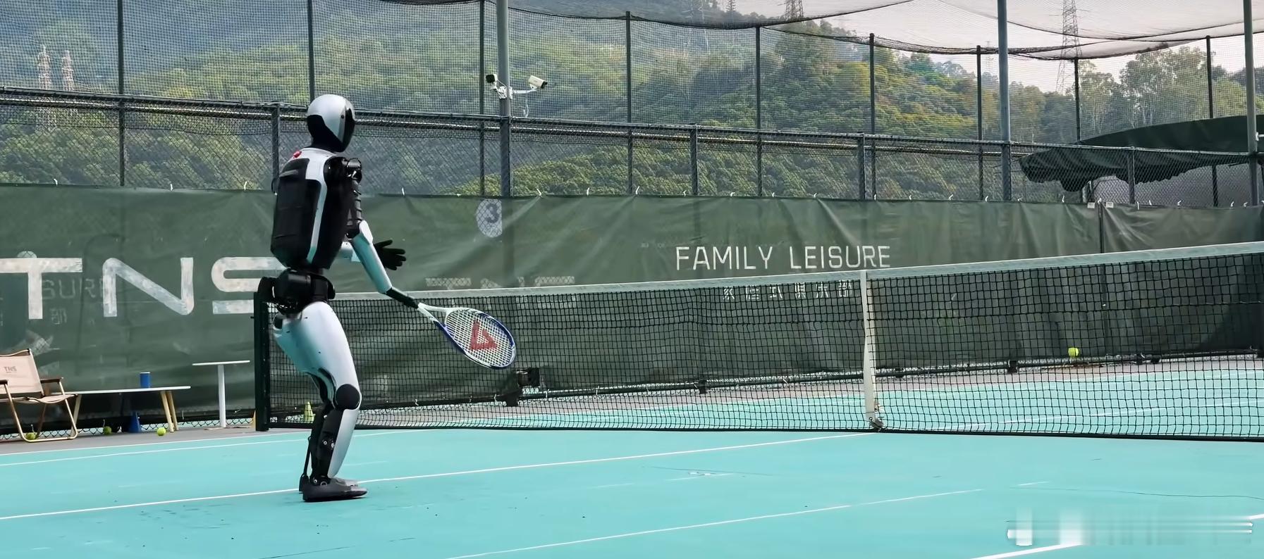 优必选机器人网球视频遭网友质疑刚看了一下，剪辑痕迹确实有点略微严重，动作这么“流