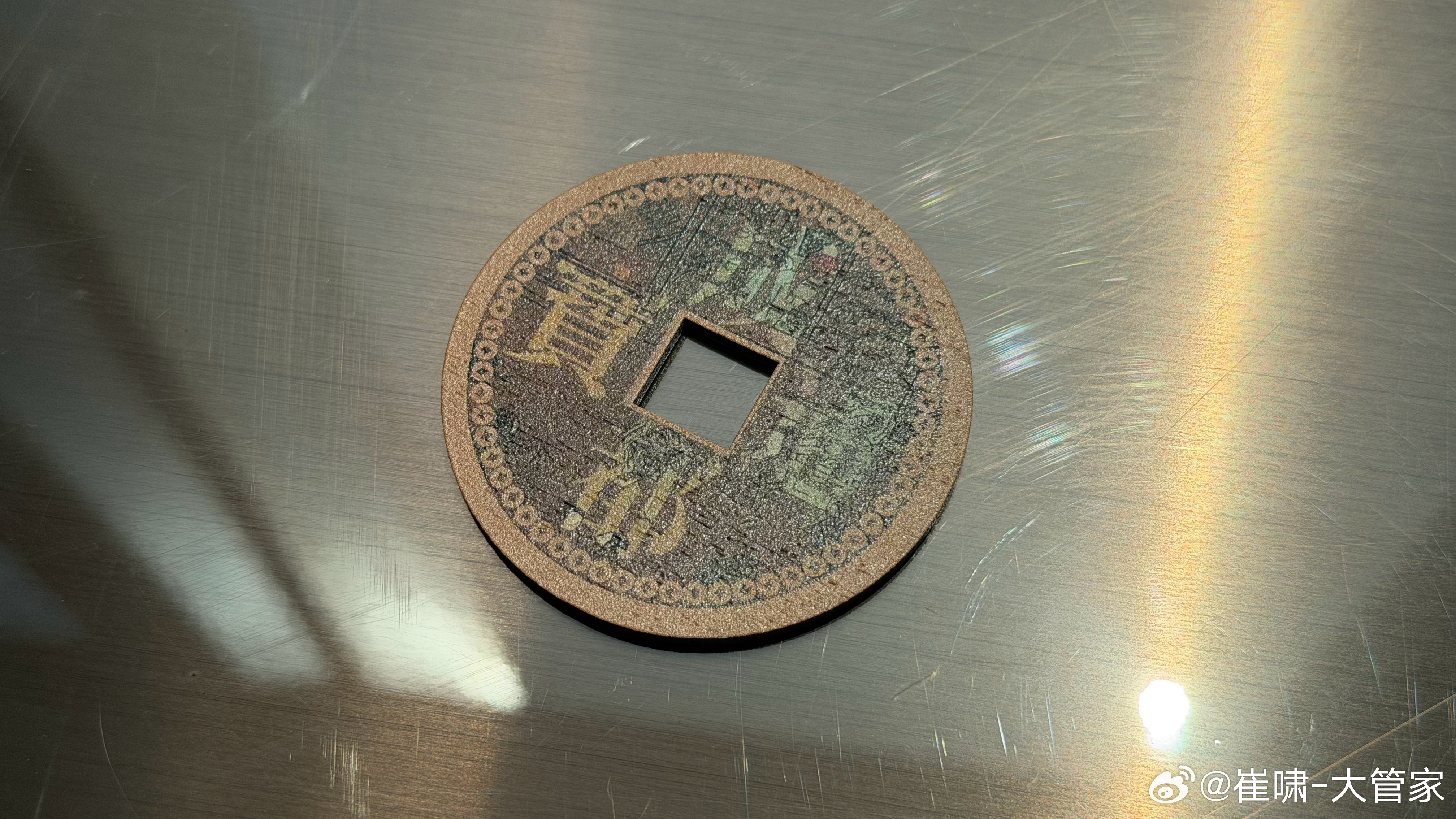 蔚来ES8 五座版发布会酒店的房卡很有意思，是个超大号的成都通宝铜钱，住的地方又
