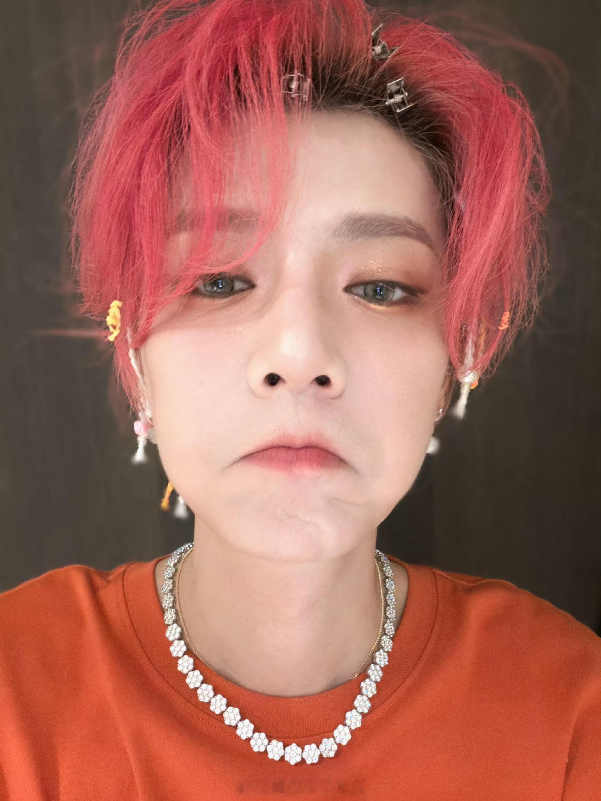 鹿晗怎么什么头发的颜色都能hold住呀，帅哥就是这样的[点赞] ​​​