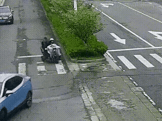 本来没有责任，黑衣男这么一跑，全责。
黑衣男骑电动车直行，马上就要通过斑马线了，