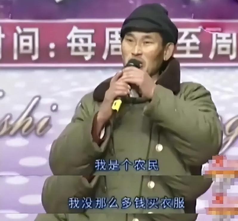 2011年，身穿旧军大衣的农民朱之文首次登上舞台一展歌喉，虽然在那次海选中被淘汰