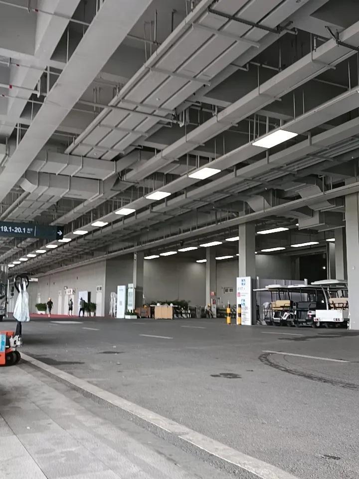 今天来🧱了
今天活还是比较轻松的！
越想越气，我前天的活真累！上班也很辛苦 今