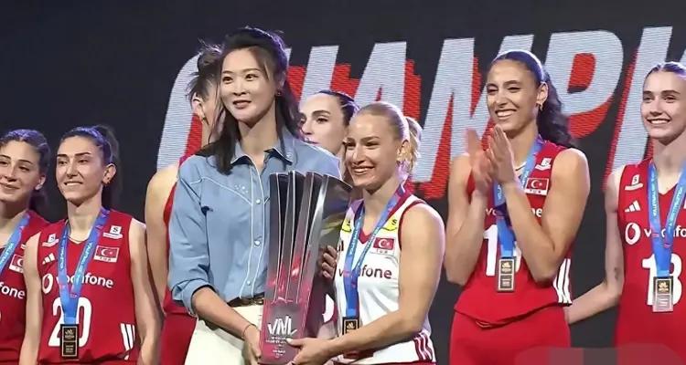 真是太惊艳了！为世界女排联赛总决赛冠军土耳其队颁奖的嘉宾，竟然是中国女排前队长惠