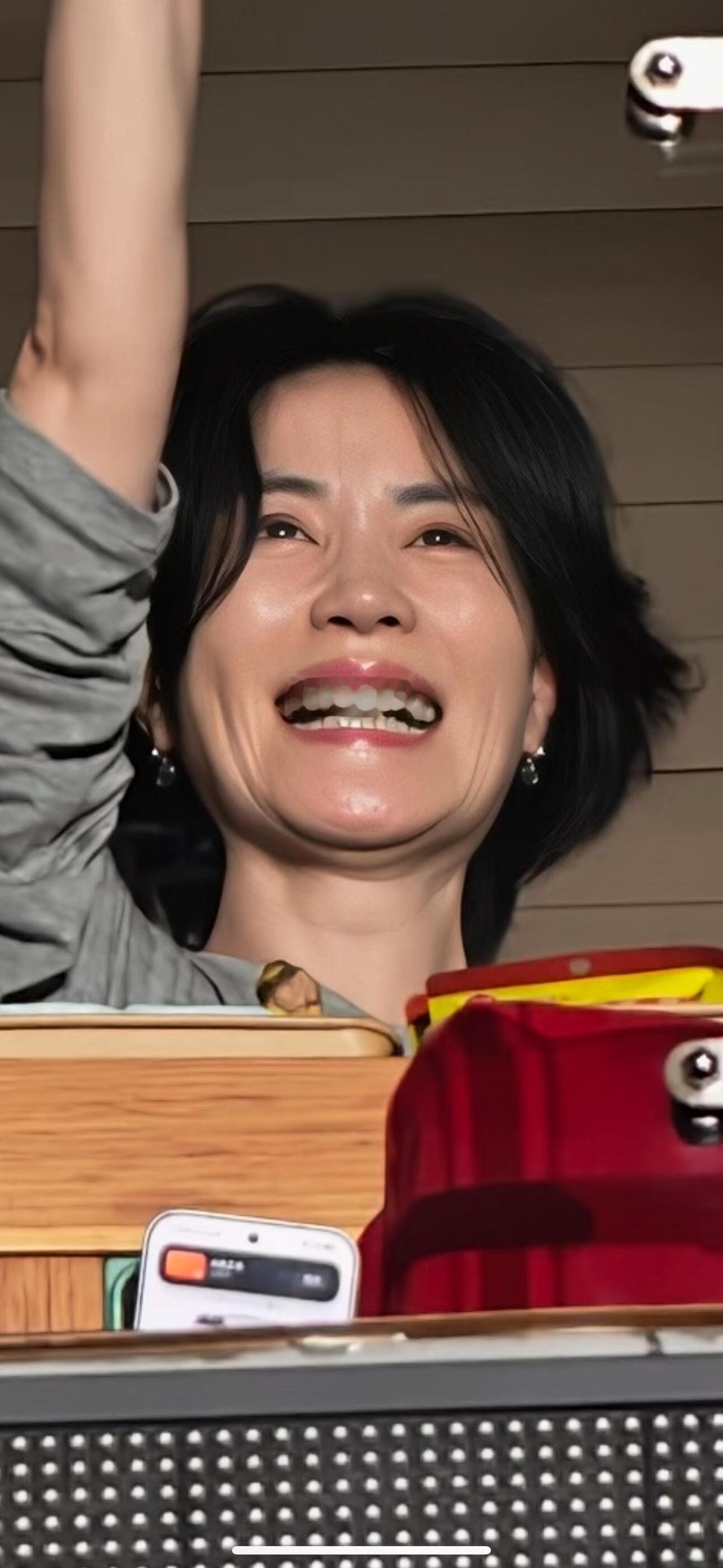 王菲这口牙贵气逼人
大家说是吗？