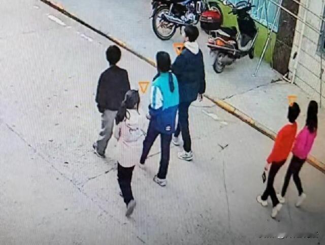 陕西，李女士的女儿韩某某13岁，放学回家吃完晚饭，称准备跟同学外出。离开家之后却