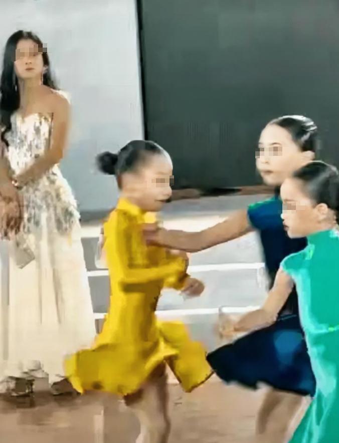 小小年纪就心术不正。深圳拉丁舞大赛中，黄裙子女孩正在投入舞蹈，蓝裙子女孩却从旁边