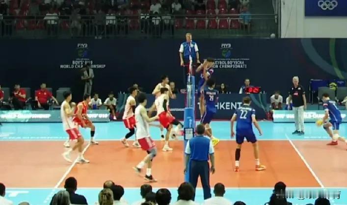 【U19男排法国追回一局，中国队2-1领先】
第三局法国队减少失误，拦网发威，而