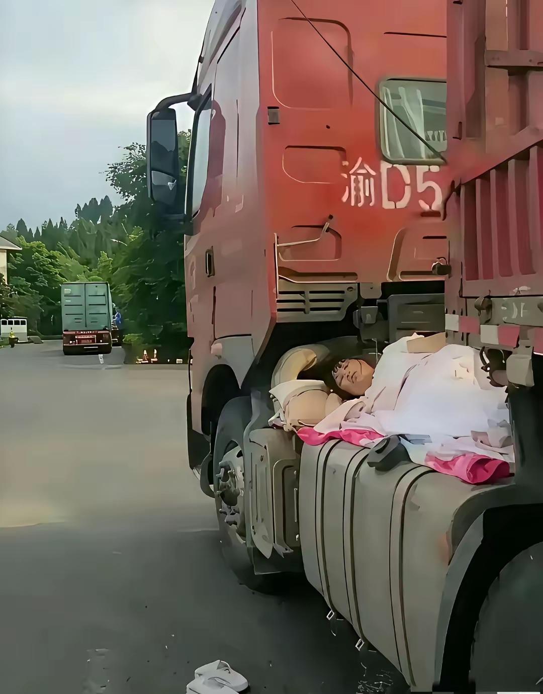 停车场看到这一幕属实看不懂了！谁能告诉我一下，她为何车里不睡，要睡在车外呢？求大