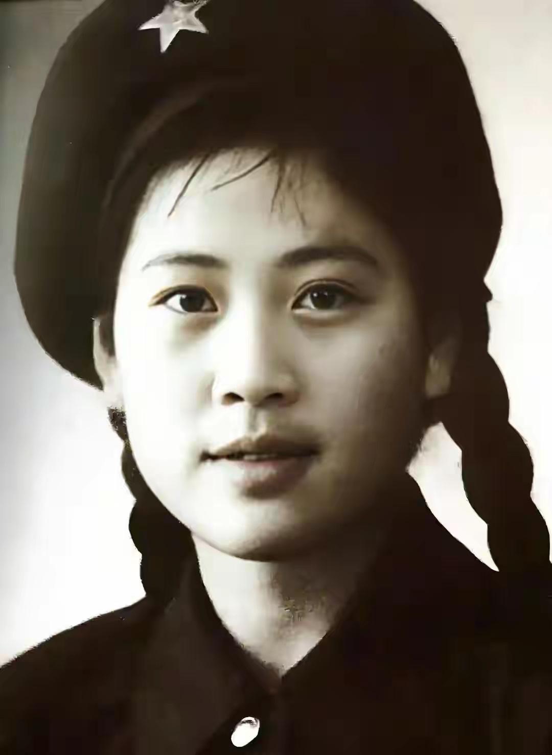 柳堡的故事中的二妹子、霓虹灯下的哨兵中的春妮……新中国银幕第一甜妹子[赞][赞]