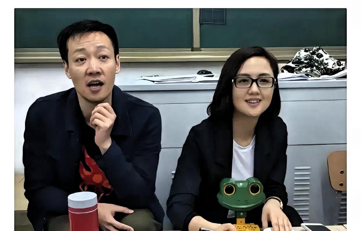 辛柏青断更4个月哪是伤心？朱媛媛藏的这个秘密，才是真的掏空他
 
别再说辛柏青只