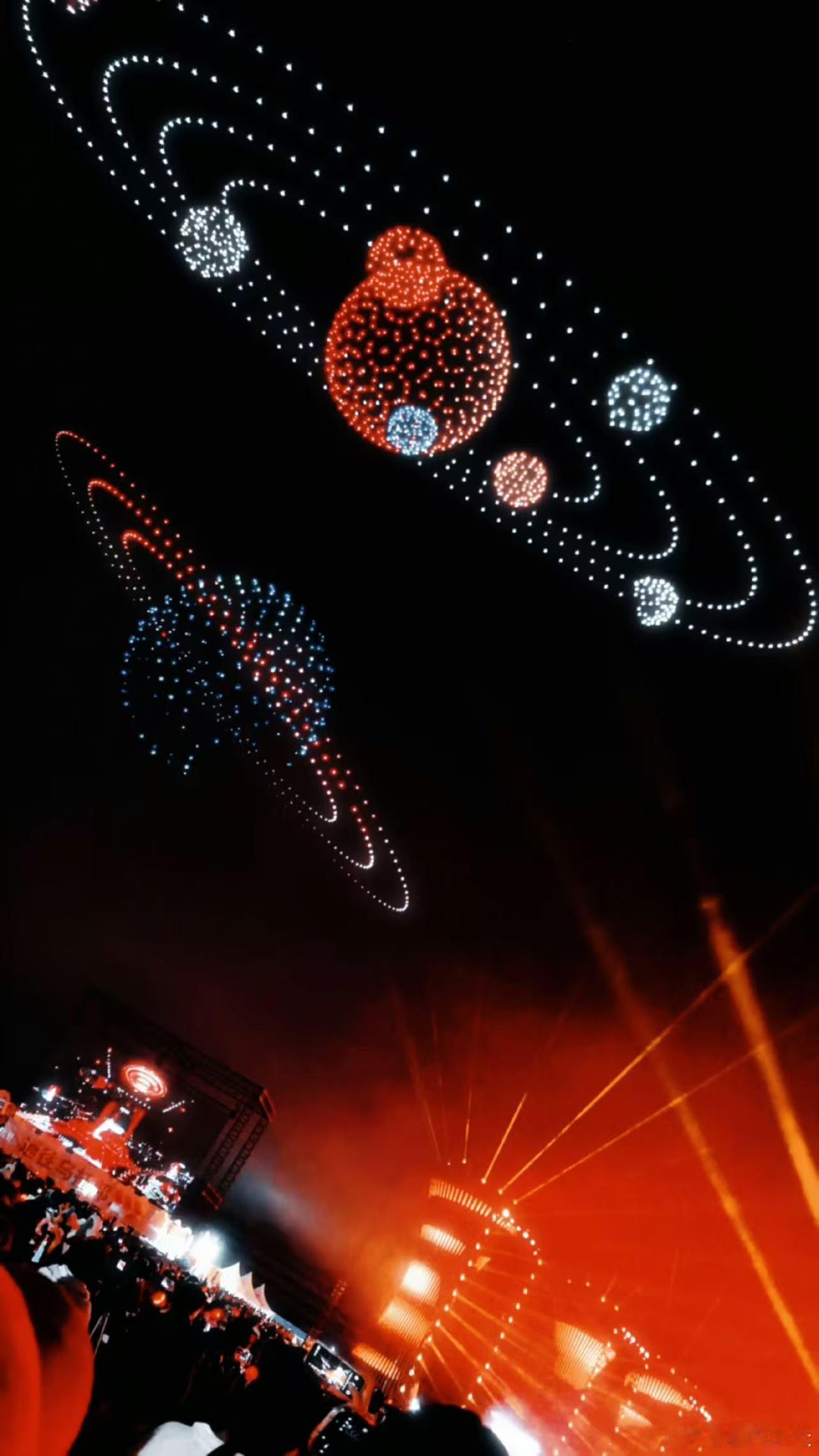 华晨宇演唱会无人机拼的火星几万盏应援灯和空中的火星图案呼应，风里全是跟着旋律漫上
