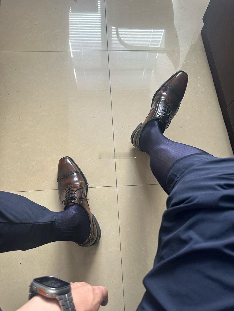为什么睡觉举起手会感觉很舒服为什么睡觉要举手，举在空中吗。不然睡床中间？我以为手
