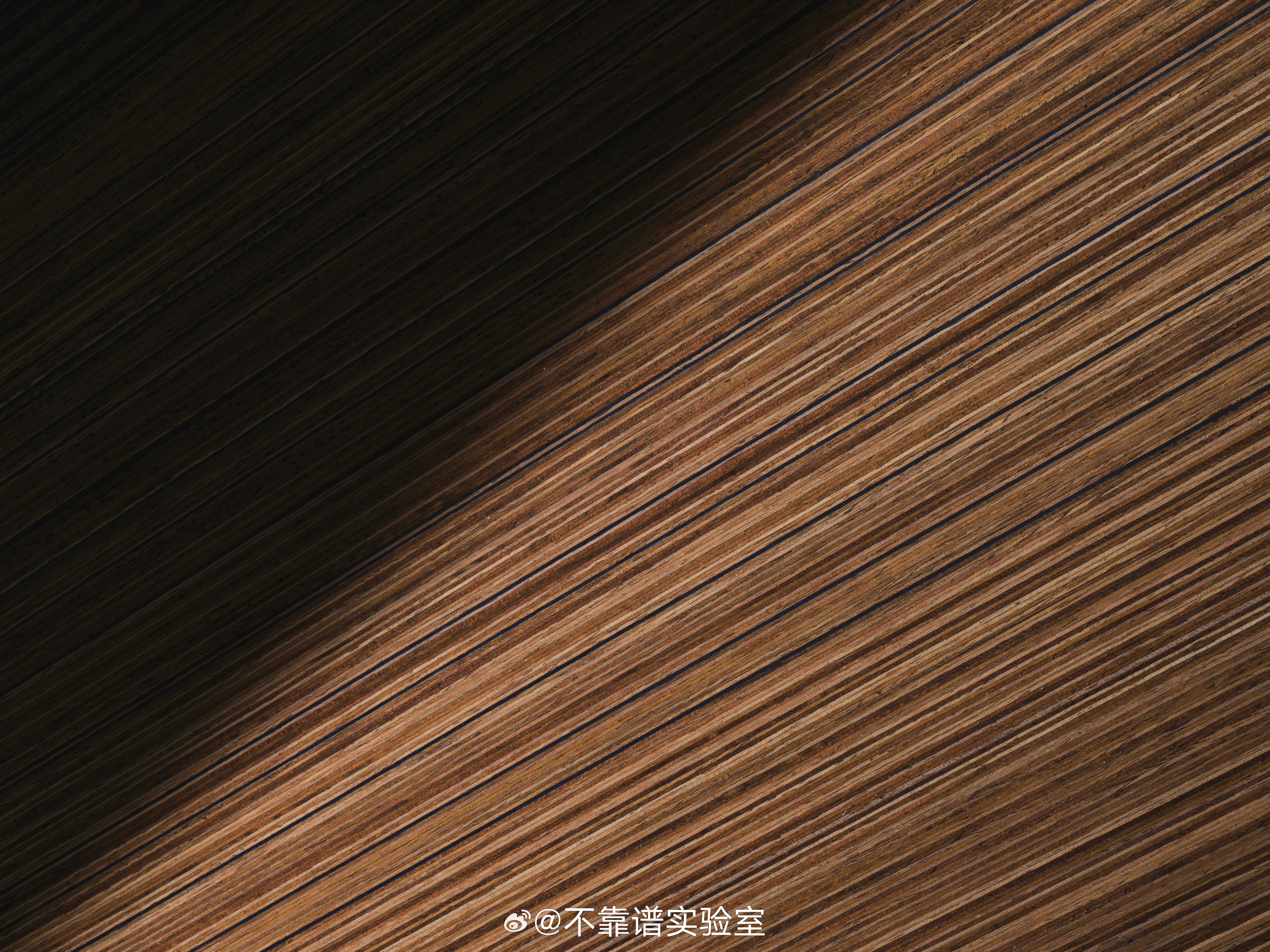 宾利最近又介绍了托卡尔的内饰用料，图1就是内饰的一角，大家可以预览一下整体的呈现