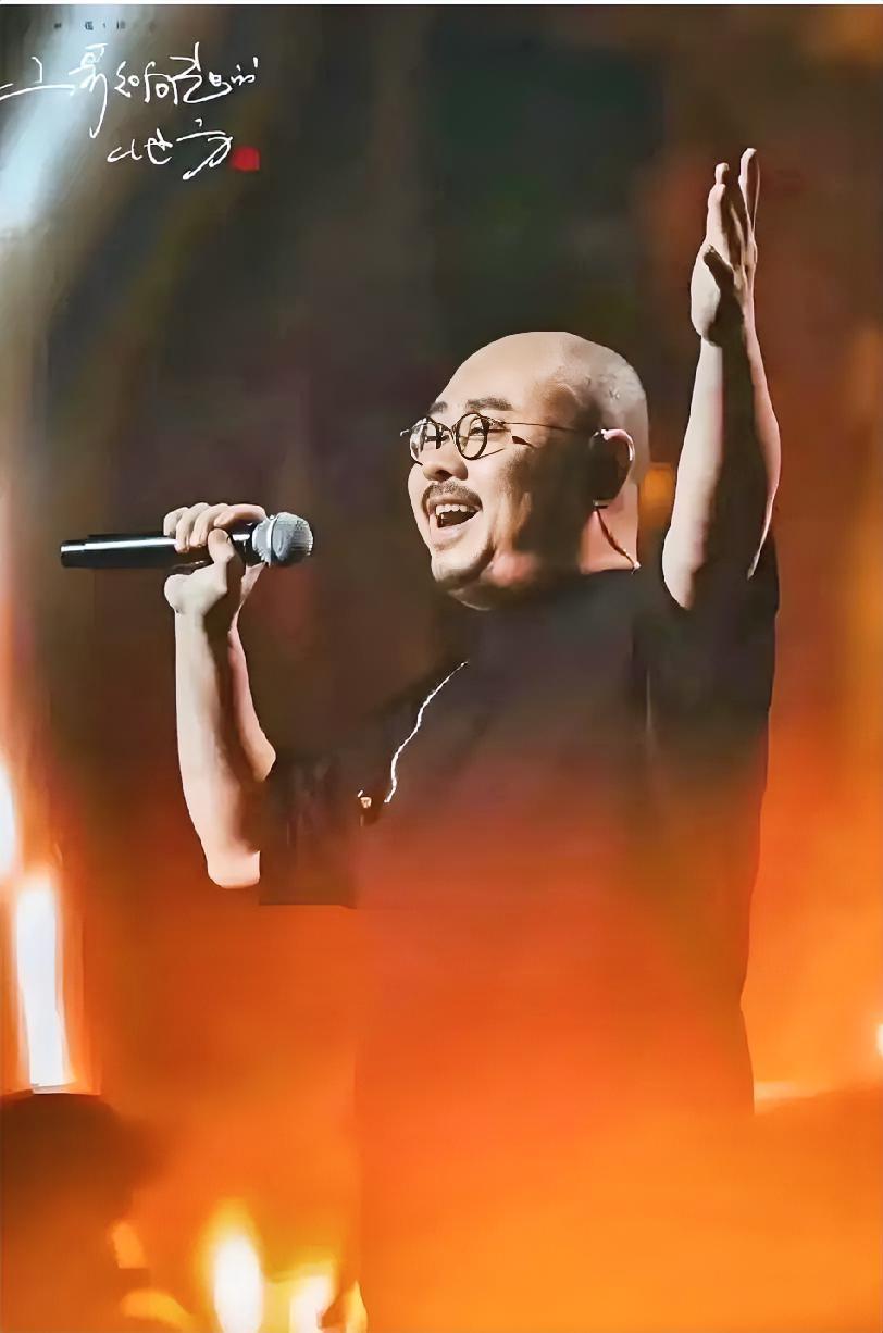 在刀郎和杨坤的歌之间，我更偏爱刀郎的作品。
刀郎的歌像是沙漠中的清泉，质朴而深情