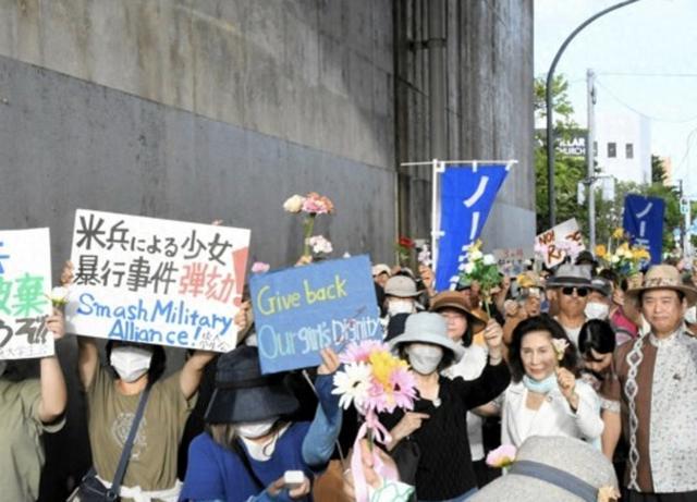 驻冲绳美军士兵凌晨街头全裸被捕 民众愤怒与无奈再升级
 
冲绳县北谷町的凌晨，一