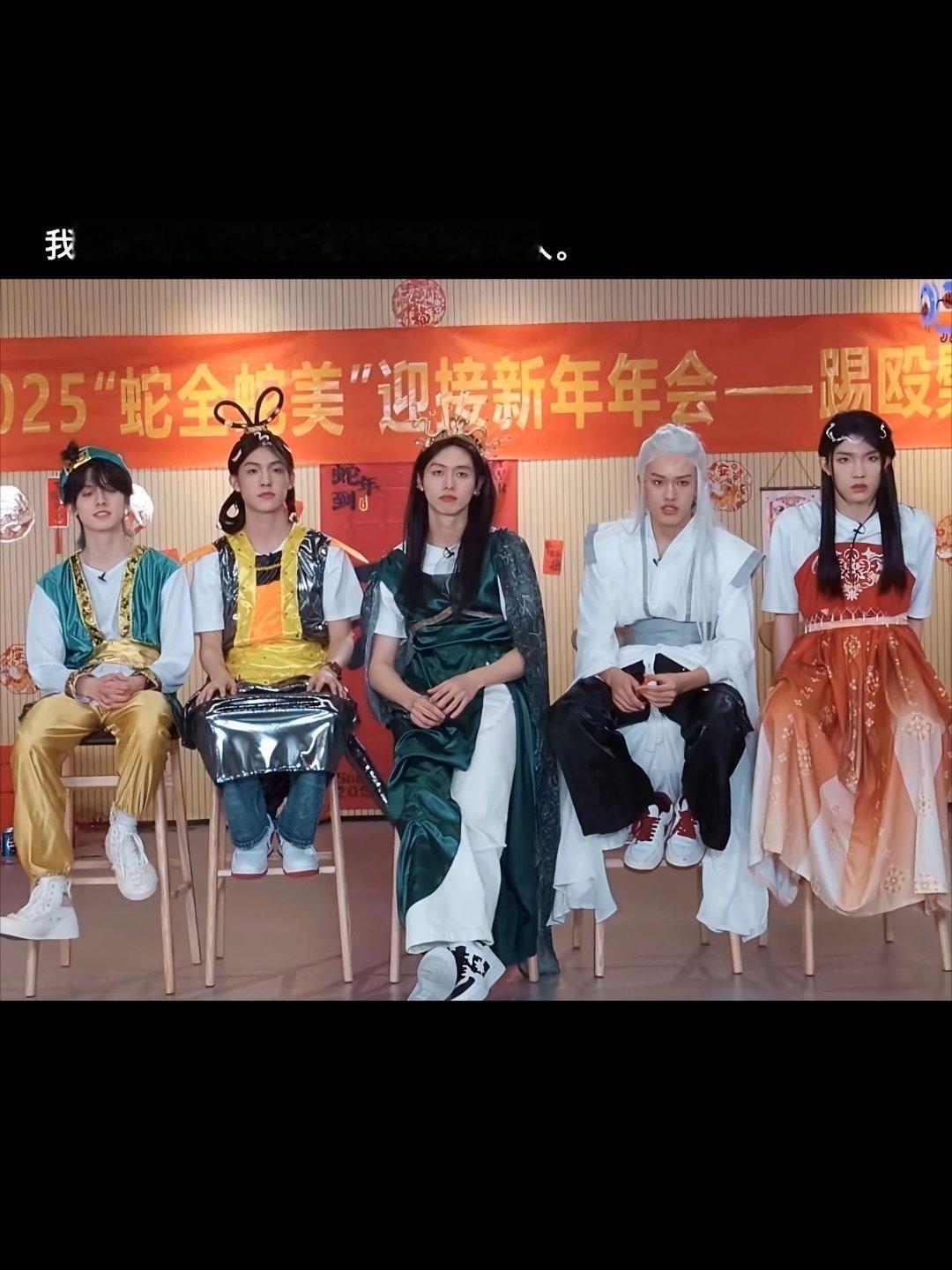 TF家族 啊这……我只看到了五个绝望的男人点名中间的朱志鑫，有股后妈感朱志鑫｜左