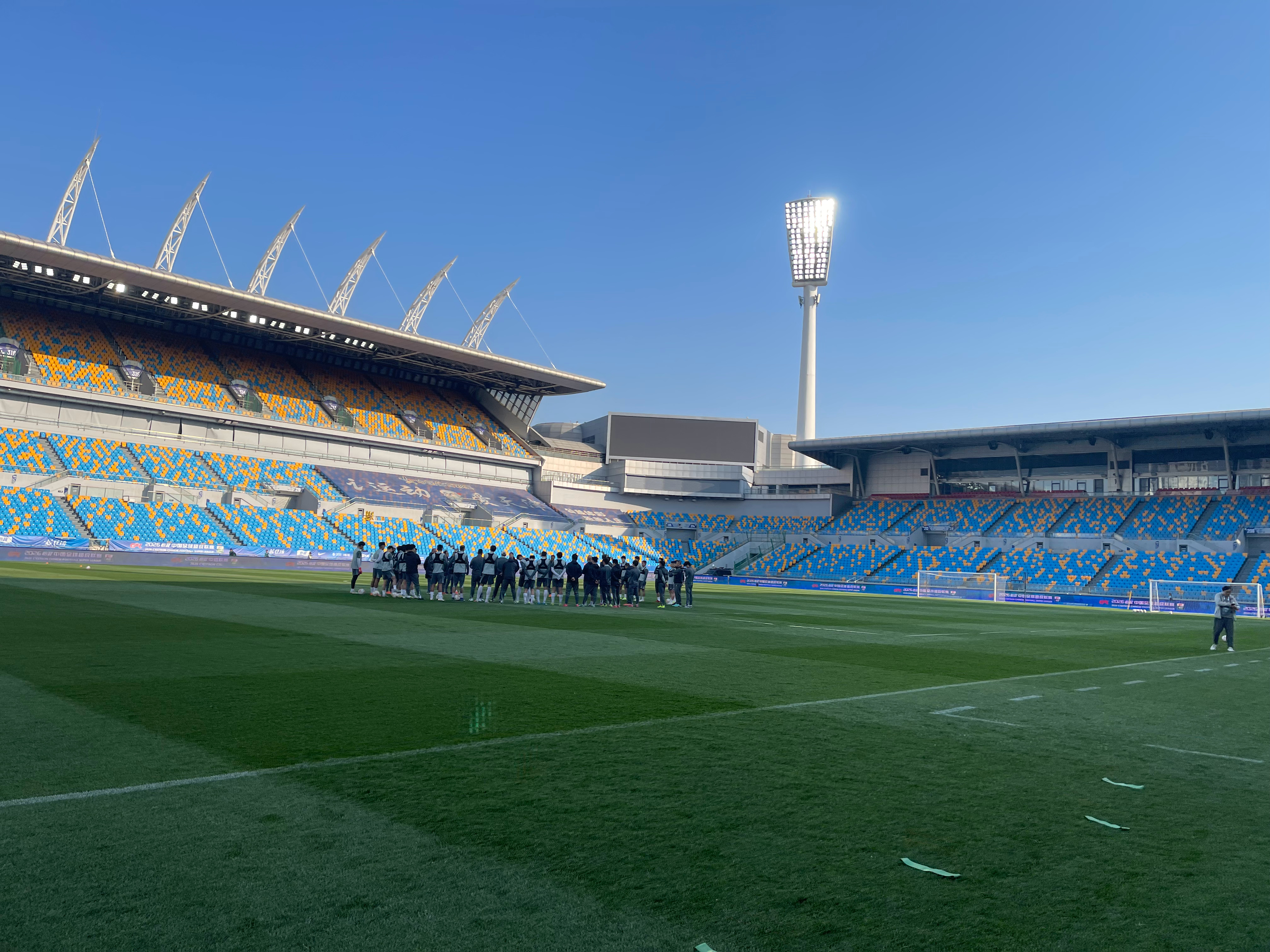 草坪，看着就舒服，明天的比赛也加油吧