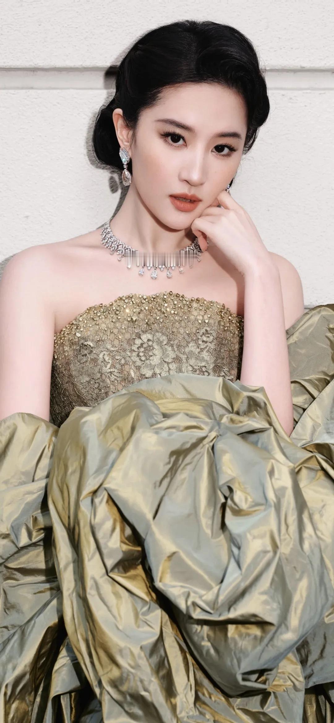 刘亦菲高定造型惊艳亮相，完美诠释红毯封神名场面！
鎏金抹胸拖尾礼裙搭配复古盘发，