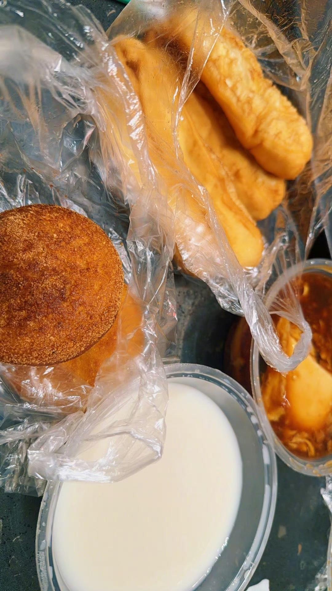 马天宇：一晚上没睡，脑子还在转，但身体先投降了。想着总得给自己一点实在的安慰，那