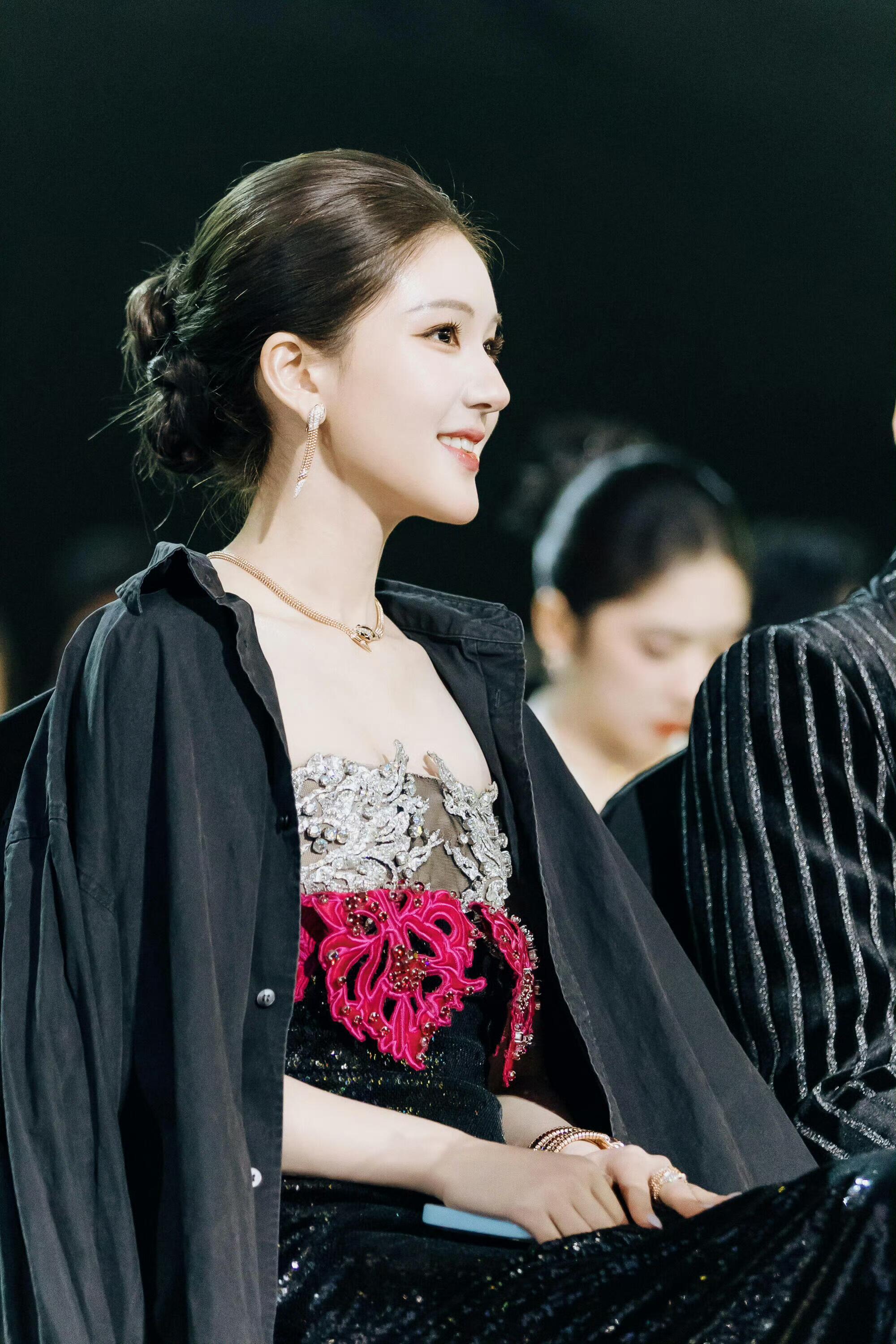 赵露思大光明也能美成这样 大光明配淡妆，没有多余修饰，反而更显她五官的干净和精致