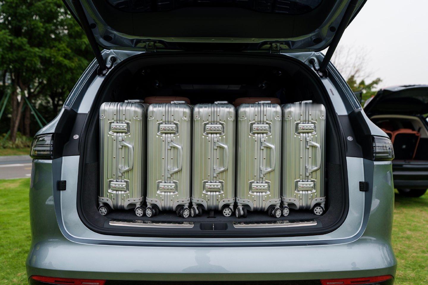 来了来了！刚去摸完这台五菱和华为联手搞出来的华境S，趁着手感还在，赶紧来聊聊这台