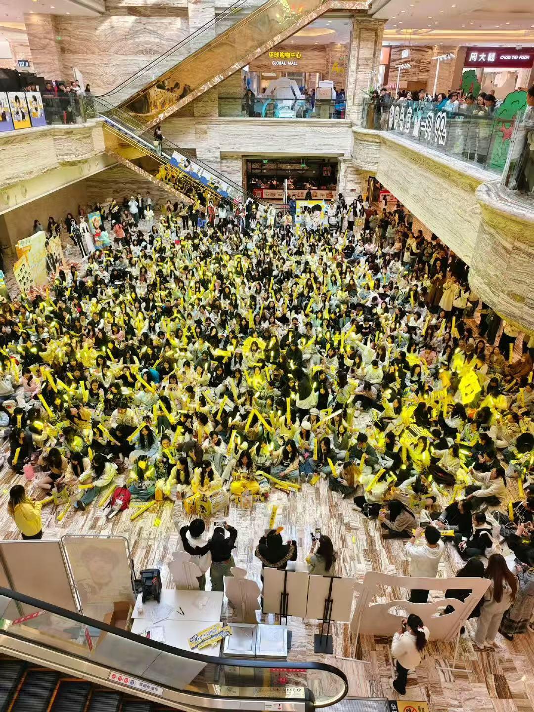 朱志鑫这个人气真的太牛了！！！线下这个人头数太能打了！ 