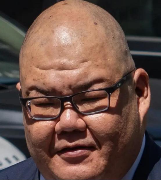 白宫自己人先吵起来了，特朗普的通讯主任史蒂文·张，直接对着蓬佩奥开骂，“闭上你那
