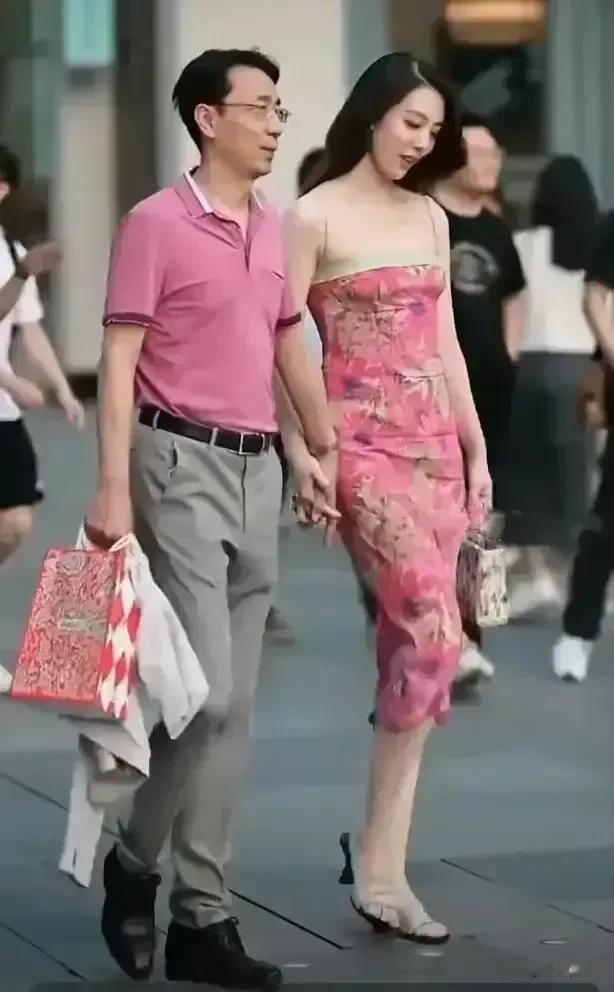 代价惨痛的牵手！胡总和小董在大街上牵个手，结果被双开了，小董也被解除了劳动合同，