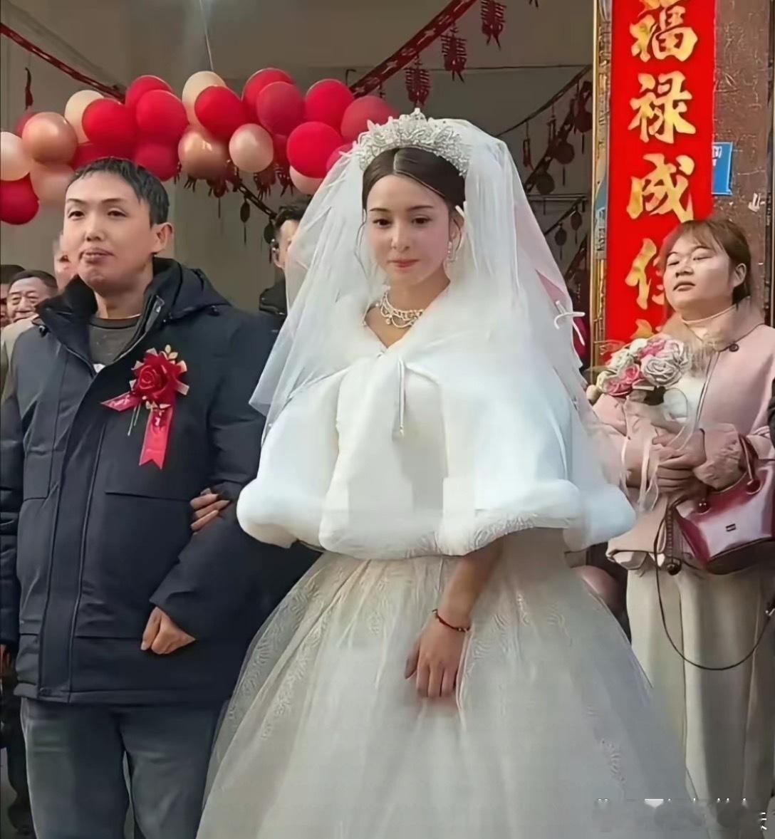 新娘子长得好像迪丽热巴呀。 