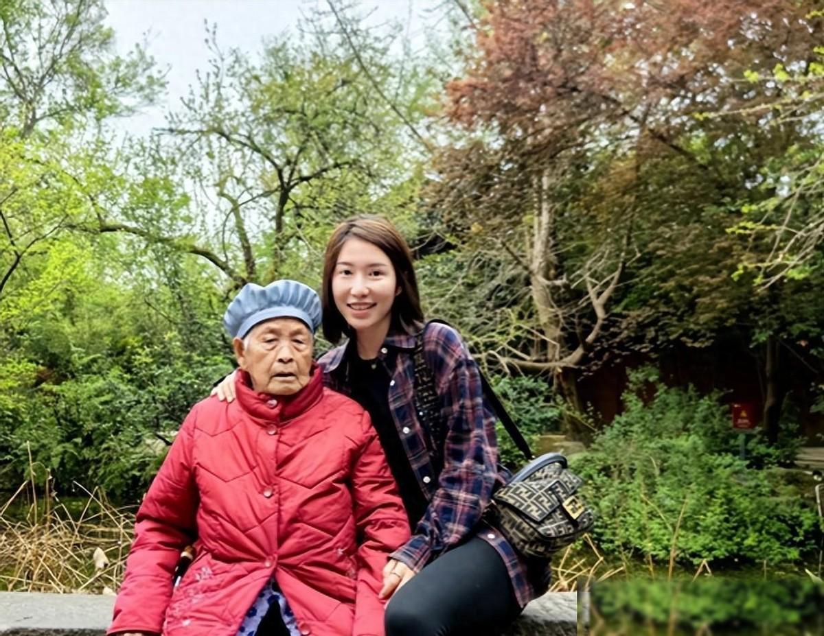 被奶奶赶出门的云南女孩，由外婆抚养成人，现买房与外婆共居。李丽的做法，让不少人直